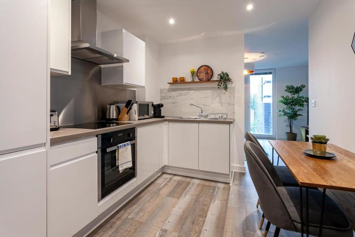 Superb 2 Bed Flat 5Min To Old Trafford Stadium Manchester Exterior photo